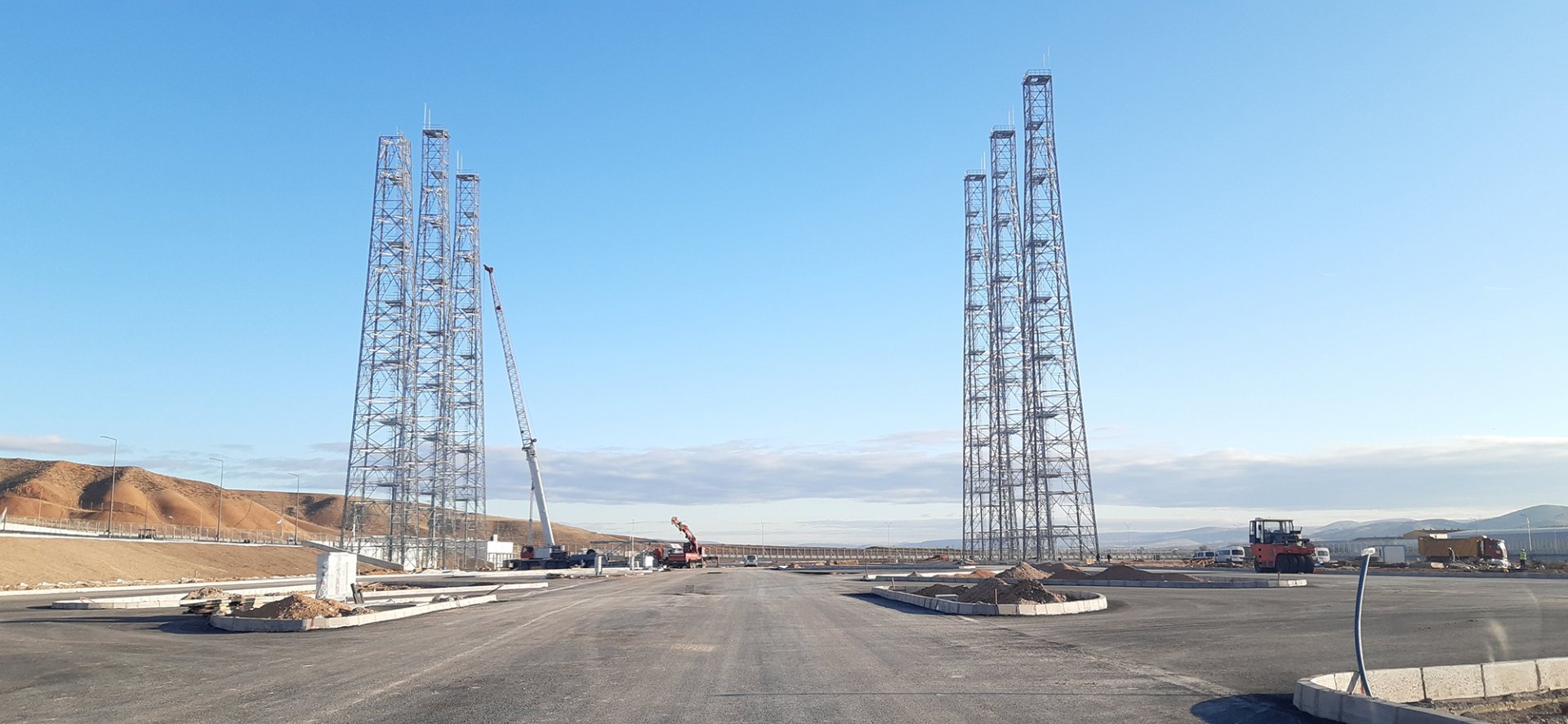 
  <div class='text-center center-block'>
    <div class='font3 size32 center-block slide-title'>
	<span class='beyaz'><i>İletişimin Olduğu Her Yerde...</i></span>
    </div>
  </div>