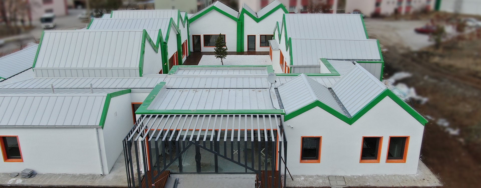 
  <div class='text-center center-block'>
    <div class='font3 size32 center-block slide-title'>
	<span class='beyaz'><i>İletişimin Olduğu Her Yerde...</i></span>
    </div>
  </div>