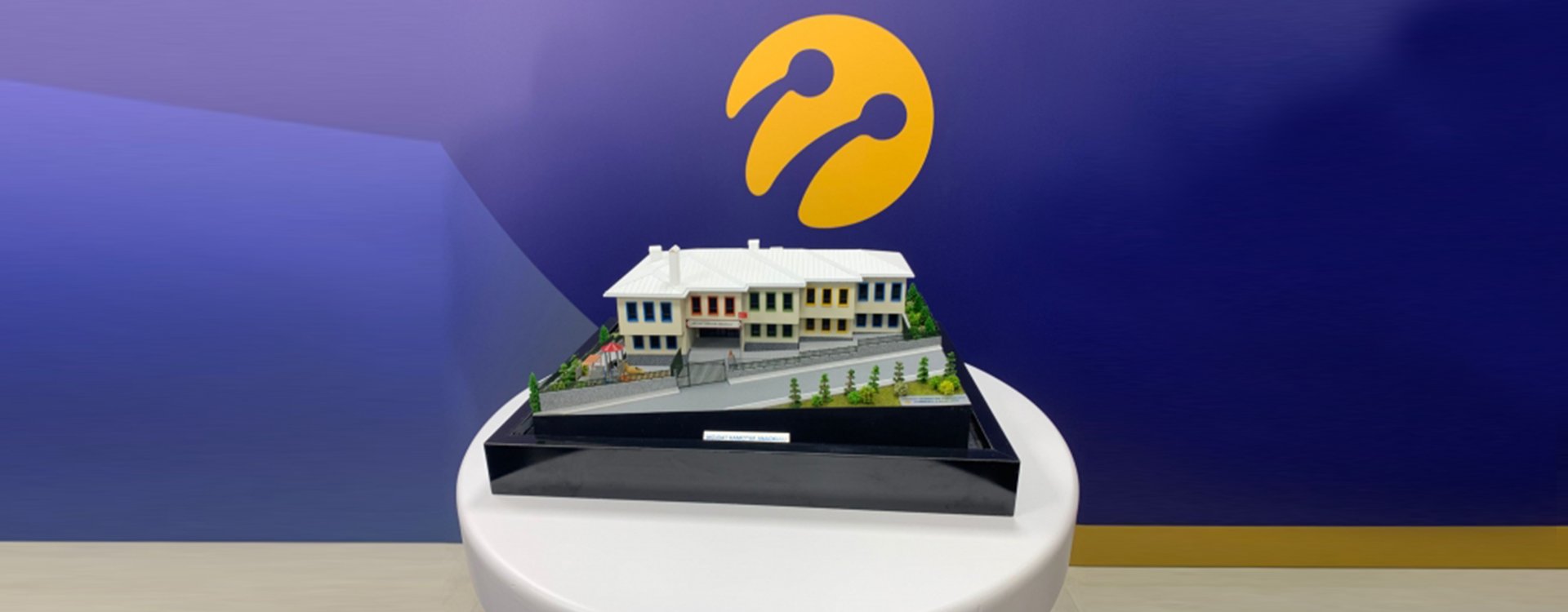 
  <div class='text-center center-block'>
    <div class='font3 size32 center-block slide-title'>
	<span class='beyaz'><i>İletişimin Olduğu Her Yerde...</i></span>
    </div>
  </div>